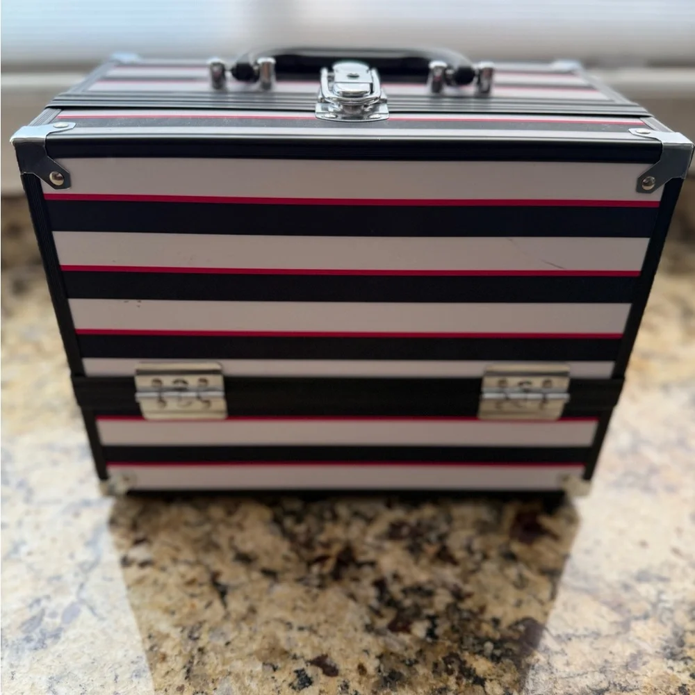 Caboodle Train Case - Picture 1 of 6